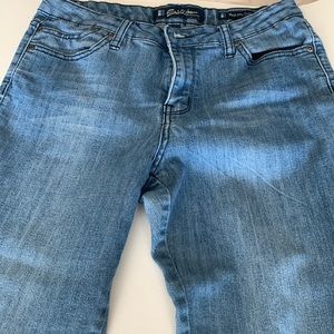 Mid rise cropped jeans.